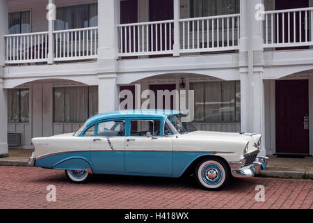 50er Jahre geparkten Chevrolet Bel Air Limousine in einem Motel Parkplatz geparkt in Mississippi USA Stockfoto