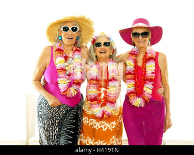 Senioren, Sommerkleidung, Sonnenbrille, Blume Catenas Gruppe glücklich, Bild, Frauen, alte Menschen, am besten von allen Alters, Freunde, Freundschaft, zusammen, Urlaub, Urlaubsreise, ausländische Reisen, Kleidung, sommerlich, Hüte, solar Hüte, Kopfbedeckungen, Brillen, Blumenschmuck, "Lei", lachen, glücklich, Spaß, Freude, Initiative, Freude am Leben, Aufgeschlossenheit, Fröhlichkeit, Tourist, Touristen, Urlauber, pension Sulcuses, Studio Stockfoto
