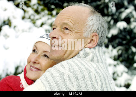 Älteres Paar, glücklich, Umarmung, Porträt, Seitenansicht, Senioren, Paare, Best Age, Partnerschaft, Respekt, Freizeit, fällt in der Liebe, Liebe, Zuneigung, schmiegen sich Zärtlichkeit, glücklich, Lächeln, Kleidung, winterliche, Winterkleidung, Kappe, Kopfbedeckung, Saison, wi Stockfoto
