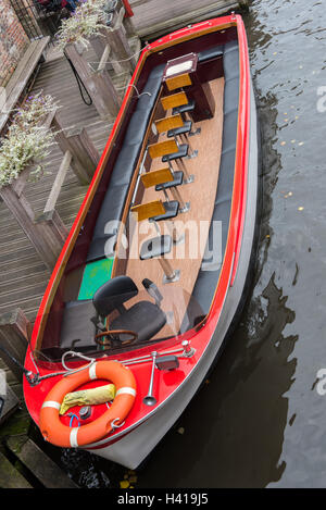 Fahrgastschiff als touristische Attraktion in Brugge, Belgien Stockfoto