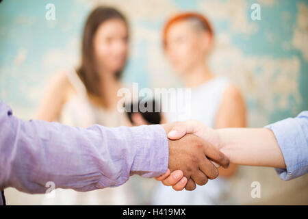 Nahaufnahme Bild Geschäftspartner machen Handshake im Grunge-Büro Stockfoto