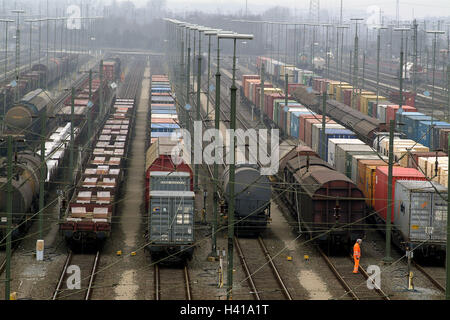 Deutschland, Hamburg, Maschen, marshalling Yard, Gleise, Züge, Detail, Dämmerung, Europa, Hanseatic Stadt, Stadt, Bahnhof, Wechsel Spuren, Anschlussgleise, Gleis, Güterzüge, Kutschen, Bahntransporte, Verkehr, Transport, Förderung, waren, Ware, Eisenbahn, Mittel Transport, Wirtschaftsverkehr, Güterverkehr, Flugbahn Verkehr, Schienenverkehr, Logistik, Wirtschaft, der Deutschen Bahn Stockfoto