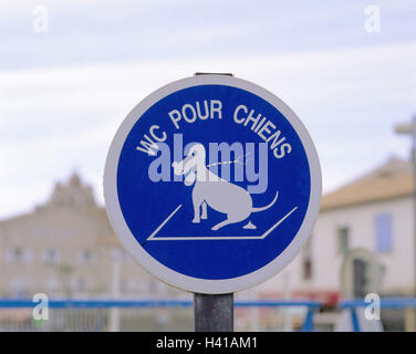 Frankreich, Camargue, Les Saintes Maries De La Mer, zu unterzeichnen "WC Pour Chiens', Europa, République Française, Zeichen, Tipp, Hundetoilette, Hund Toilette, WC, Hunde, Symbol, Reinheit, Sauberkeit, Öffentlichkeit, Stillleben Stockfoto