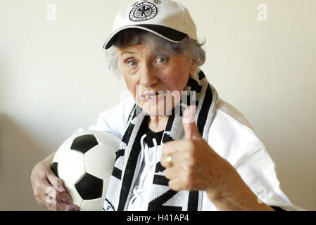 Senior, Fußballfan, Ball, Geste, hohe Bangigkeit, Porträt, Sport, Fußball match, Fußballspiel, Zuschauer, Senior, Rentner, Frau, alt, agil, aktiv, jung bleiben, Fan, Anhänger, Fußball-Anhänger, Hobby, sportbegeistert, aufgeregt, beschäftigt, ist c Stockfoto