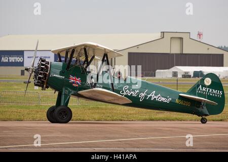 Tracey Curtis-Taylor in ihrer Boeing Stearman "Geist der Artemis" in der Royal International Air Tattoo ankommen. Stockfoto
