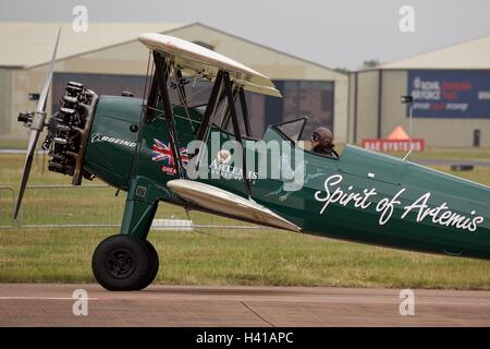 Tracey Curtis-Taylor in ihrer Boeing Stearman "Geist der Artemis" in der Royal International Air Tattoo ankommen. Stockfoto