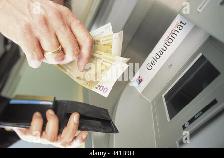 Bancomat, Mann, Detail, Hände, Geldbörse, Geldscheine, Kreditkarte, außerhalb, Bank, Kreditinstitut, Rückzug, monetäre entfernen, automatische Cash Dispenser, EC-Karte, Geld, Euro, Banknoten, Meanses Zahlung ausziehen Stockfoto