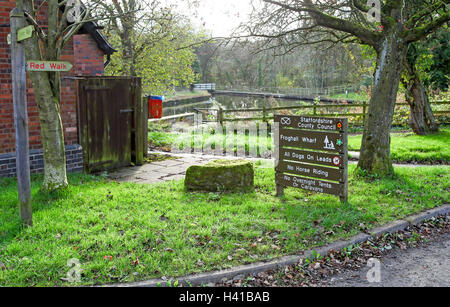 Ein Schild oder eine Hinweistafel für Froghall Wharf, Caldon Canal, Froghall, Stoke-on-Trent, Staffordshire, Mitarbeiter, England, Großbritannien Stockfoto