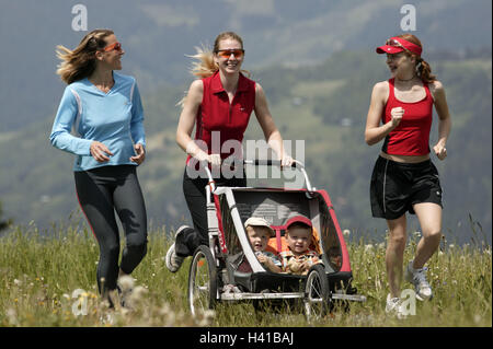 Feldweg, Wiese, Frauen, Mädchen, sportlich, Joggen, schieben, Baby Jogger, jung, Freunde, Tochter, Säuglinge, Kinderwagen, Sport, Sportlerinnen, Joggen, laufen, laufen, Ausdauer, Ausdauer-Sport, Ausdauer training, Training, Fitness-Training, Sport Stockfoto