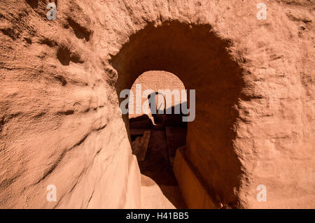 Ein Durchgang bei den Pecos Mission Ruinen in New Mexico, USA. Stockfoto