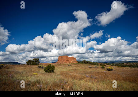 Wolken über die Mission der Pecos Ruins in New Mexico, USA. Stockfoto