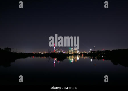 Blick auf die Skyline von Toronto in der Nacht vom Tommy Thompson Park, eine urbane Wildnis entlang Lake Ontario Stockfoto