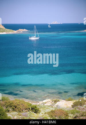 Italien, Sardinien, Capo Coda Cavallo, Küste, Bucht, Segelboote, Europa, Mittelmeer-Insel, Insel, Region Baronia, Küstenlandschaft, Galle Küste, Meer, Wasser, Stiefel, Reiseziel, Reiseziel, Sommer, Natur, Idylle, Ruhe, Stille Stockfoto