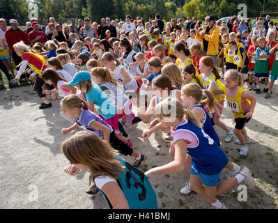Mädchen an der Startlinie in Track-Rennen Stockfoto