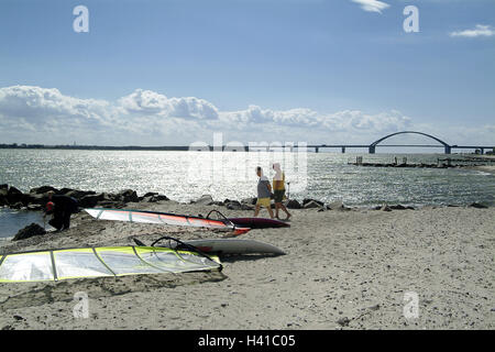 Deutschland, Schleswig - Holstein, Insel Fehmarn, Fehmarnsund, Strand, Blick Fehmarn klingen Brücke, Europa, Ostsee, Ostsee Bad, Sandstrand, Strand, Surfbretter, Segel, Kinderwagen, Urlaub, Freizeit, Ruhe, Erholung, genießen, Meer, Grossenbrode, Brücke, Bogenbrücke, Eisenbahnbrücke, Straßenbrücke, Verbindung, Verkehr Anlage, Struktur, Baujahr 1963, 248 m Spannweite, Gesamtlänge 963 m, Breite 21 m Stockfoto