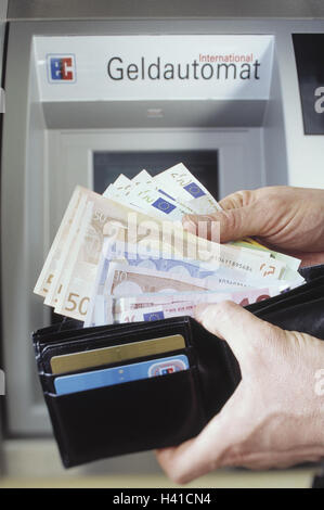 Bancomat, Mann, Detail, Hände, Geldbörse, Geldscheine, Kreditkarte, außerhalb, Bank, Kreditinstitut, Rückzug, monetäre entfernen, automatische Cash Dispenser, EC-Karte, Euro, Banknoten, Meanses Zahlung, Währungseinheit Stockfoto