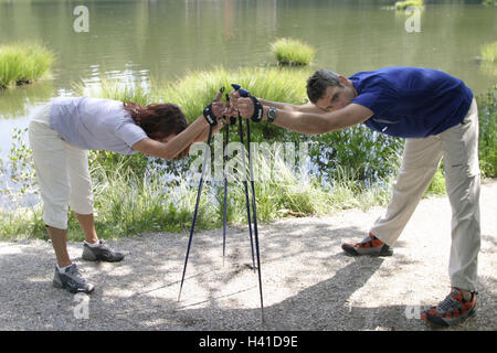 Waldweg, am See, paar, sportlich, Nordic Walking, stretching, zusammen, Sportlerin, Sportler, Sport, Fitness, Fit, Ausdauer-Sport, Trendsport, Sport, aktiv, Sport-Kleidung, Sportbekleidung, Fußböden, Bewegung, Freizeit, Hobby, Sommer, draußen, Stockfoto