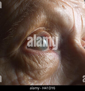 Senior, Optik, Auge, in der Nähe, ganz in der Nähe, Studio, Rentner, Frau, alt, alte Person, alte Frau, alte Männer, Alter, Auge, Augenpartie, Sinne, siehe, Ansicht, Detail, Schale, zerknittert, Falten Stockfoto