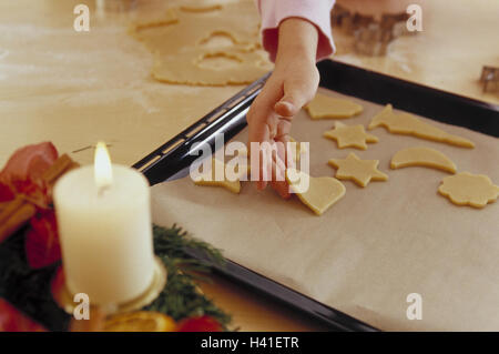 Yule Tide, Backen, Mädchen, Plätzchenteig, Backblech, platzieren, Nahaufnahme, Advent, Weihnachten, Weihnachten, Weihnachten, Haushalt, Vorbereitung, Gebäck, Teig, Kuchen, Weihnachten Baker, süß, Keks, Weihnachten Keks, Kind, Detail, Hand, Kind Han Stockfoto