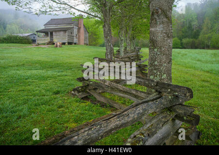 Great-Smoky-Mountains-Nationalpark, Tennessee: Cades Cove, der Dan Lawson Ort mit Split Rail Zaun im zeitigen Frühjahr Stockfoto