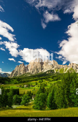 Herrlichen Tal mit Cristallo Berggruppe in der Nähe von Cortina d ' Ampezzo, Dolomiten, Italien Europa Stockfoto