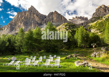 Herrlichen Tal mit Cristallo Berggruppe in der Nähe von Cortina d ' Ampezzo mit entspannenden Stühlen im Vordergrund, Dolomiten Berge, Stockfoto