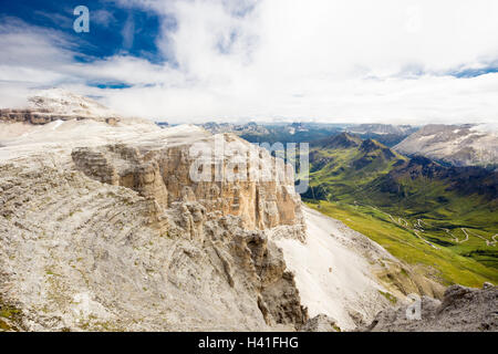 Pordoi pass Road Bergtal und Piz Boe gesehen vom Sass Pordoi Plateau in Dolomiten, Italien, Europa Stockfoto