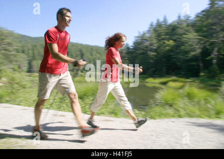 Waldweg, am See, sportlich, alle Paare, Nordic Walking, Unschärfe, Freizeit, Hobby, laufen, gehen, laufen-Technologie, Rest, Equalizer, Fett verbrennen, sport, sportlich, Sportler, Sport, Aktivität, aktiv, Fit, Fitness, Ausdauer, Ausdauer Sport, Vital, Vitalität, Stockfoto