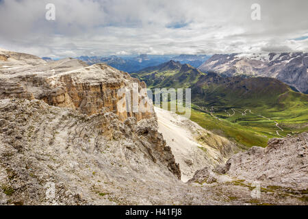 Pordoi pass Road Bergtal und Piz Boe gesehen vom Sass Pordoi Plateau in Dolomiten, Italien, Europa Stockfoto