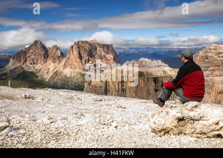 Junger Mann, Blick auf die Sellagruppe Gruppe von Sass Pordoi, Dolomiten, Italien, Europa Stockfoto