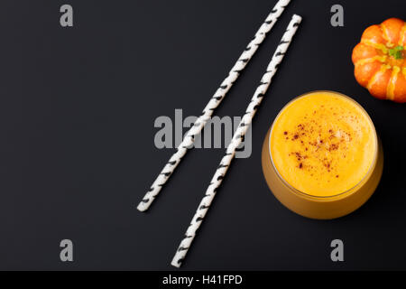 Kürbis Smoothie, Pie mit Gewürzen Textfreiraum Stockfoto