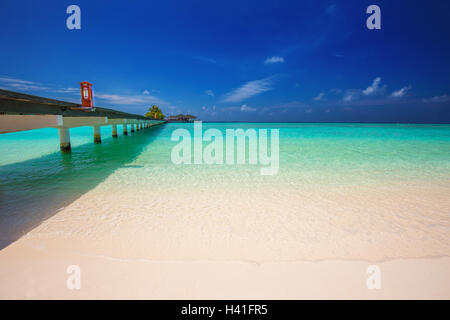 Brücke zum overwater Bungalow in blaue Lagune rund um tropischen Malediven-Insel Stockfoto