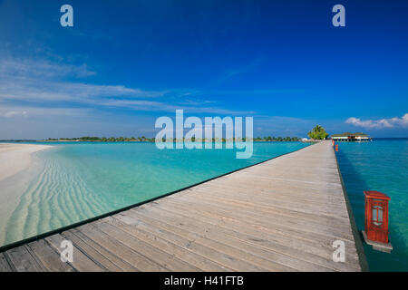 Brücke zum overwater Bungalow in blaue Lagune rund um tropischen Malediven-Insel Stockfoto