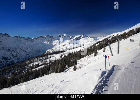 Blick auf Skipisten mit Cord Muster und Ski Sessellifte auf der Oberseite Fellhorn Skigebiet, Bayerische Alpen, Oberstdorf, Ge Stockfoto