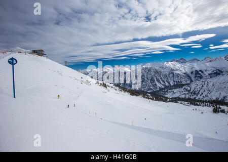 Blick auf Skipisten mit Cord Muster und Ski Sessellifte auf der Oberseite Fellhorn Skigebiet, Bayerische Alpen, Oberstdorf Stockfoto