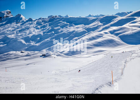Skifahrer auf den Ski Pisten im Hoch-Ybrig Ski Resort, Kanton Schwyz, Zentralschweiz Stockfoto