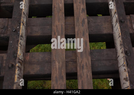Eisenbahnschienen und Bahnschwellen. Alte Straße. Stockfoto