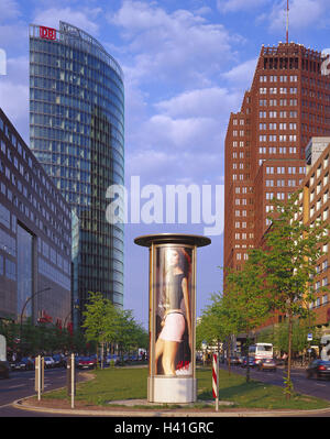 Deutschland, Berlin, Potsdamer Straße, Deutsche Bahn Tower, Kollhoff Gebäude, Verkehrsinsel, Litfaßsäule, Europa, Hauptstadt, Stadt, Stadt, Innenstadt Zentrum, Neubauten, Gebäude, hoch steigt, Bürogebäude, Strukturen, Architektur, Werbung, Säule, Werbung, Plakat, Werbung Schlaganfall, Sommer Stockfoto