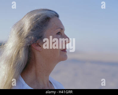 Sandy Beach, senior, Lächeln, genießen Sie Meerblick, Lauffläche, Frauen Porträt, Frau, besten Alter, 60-70 Jahre, Langhaarig, grauhaarige, Freizeit, Lifestyle, Rest, Erholung, Ruhe, Gleichgewicht, anzeigen, Meer, nachdenklich, Träume entfernt, Urlaub, Sommer, draußen Stockfoto