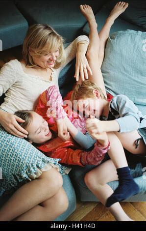 Sofa, Mutter, Kinder, geschmolzen, spielen, von oben, Familie, Lifestyle, Eltern, Sohn, junge, 7 Jahre, Tochter, Mädchen, 10 Jahre, Geschwister, Bruder, Schwester, Spiel, Spaß, Blöderweise rund um Pferd, toben, glücklich, harmonisch, Harmonie, Familie, Glück, Zufriedenheit, Sünde Stockfoto
