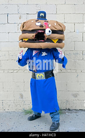 Ein vierzig Jahre alter Mann, gekleidet wie ein McDonald's big Mac am Comicon 2016 in Manhattan, New York City Stockfoto