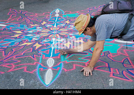 Oktober 2016, Joe Mangrum malen mit Sand im Union Square Park in Manhattan, New York City / Stockfoto