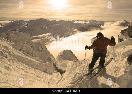 Österreich, St. Anton in den Bergen Arl, Skigebiet, Piste, Skifahrer, back View, Gegenlicht, Europa, Republik, Tirol, Dachdecker Cirque, Berge, Berge, Wintersportgebiet, Wintersport, Schnee, Tiefschnee, Tiefschnee Abfahrt, Abreise, Talabfahrt Stockfoto