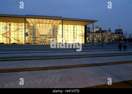 Deutschland, Berlin, Zoo, Paul Löbe-Haus, Glasfront, Beleuchtung, Hintergrund, Reichstag, Detail, Abend, Europa, Stadt, Hauptstadt, Regierungsviertel, Spree-Bogen, Regierungsgebäude, Gebäude, Struktur, Architektur, Architekt Stephan Braunfels, Fassade, Glas, Reichstagsgebäude, Regierungsgebäude, Sitz der Regierung, Politik, Reichstagskuppel, Glaskuppel, Kuppel, Architektur, Architekt Sir Norman Foster, Reichstagskuppel, Ort von Interesse Stockfoto