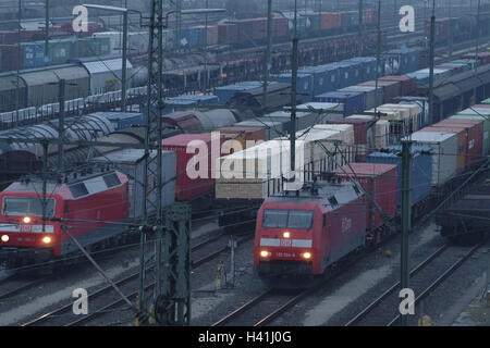 Deutschland, Hamburg, Maschen, marshalling Yard, Gleise, Züge, Detail, Dämmerung, Europa, Hanseatic Stadt, Stadt, Bahnhof, Wechsel Spuren, Anschlussgleise, Gleis, Güterzüge, Kutschen, Bahntransporte, Verkehr, Transport, Förderung, waren, Ware, Eisenbahn, Mittel Transport, Wirtschaftsverkehr, Güterverkehr, Flugbahn Verkehr, Schienenverkehr, Logistik, Wirtschaft, der Deutschen Bahn Stockfoto