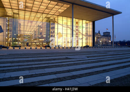 Deutschland, Berlin, Zoo, Paul Löbe-Haus, Glasfront, Beleuchtung, Hintergrund, Reichstag, Detail, Abend, Europa, Stadt, Hauptstadt, Regierungsviertel, Spree-Bogen, Regierungsgebäude, Gebäude, Struktur, Architektur, Architekt Stephan Braunfels, Fassade, Glas, Reichstagsgebäude, Regierungsgebäude, Sitz der Regierung, Politik, Ort von Interesse Stockfoto