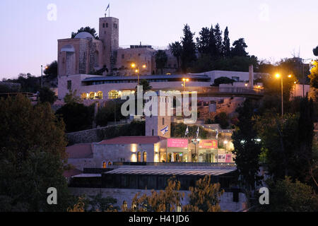 Blick in die Dämmerung der Jerusalemer Kinemathek und der St. Andreas-Kirche, die als Denkmal für die schottischen Soldaten errichtet wurde, die während des Ersten Weltkriegs im Westen Jerusalems in Israel im Kampf gegen die türkische Armee getötet wurden Stockfoto