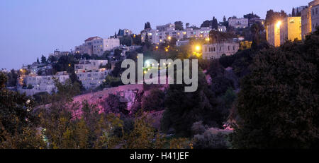 Blick in die Dämmerung von Abu Tor ein gemischtes jüdisches und arabisches Viertel über dem Tal von Hinnom, dem modernen Namen für das biblische Gehenna- oder Gehinnom-Tal, das Jerusalems Altstadt, Israel, umgibt Stockfoto
