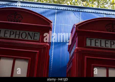 Detail der zwei traditionelle rote Telefonzellen vor der hellen blauen LKW. Stockfoto