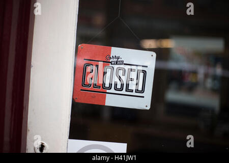 Nahaufnahme der Retro-Stil "Leider sind wir geschlossen" Schild an der Tür. Stockfoto